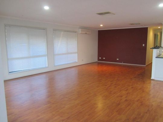 Large 3 bedroom home close to shops and school - Photo 1