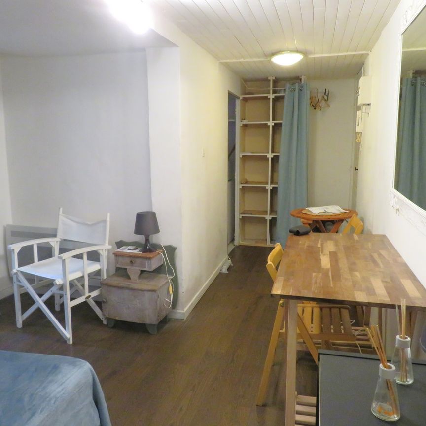 STUDIO MEUBLÉ, 350€ H.C, Nîmes rue de l’Aspic, 22m² - Photo 1