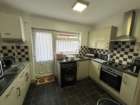 3 bedroom semi-detached house to rent - Photo 5
