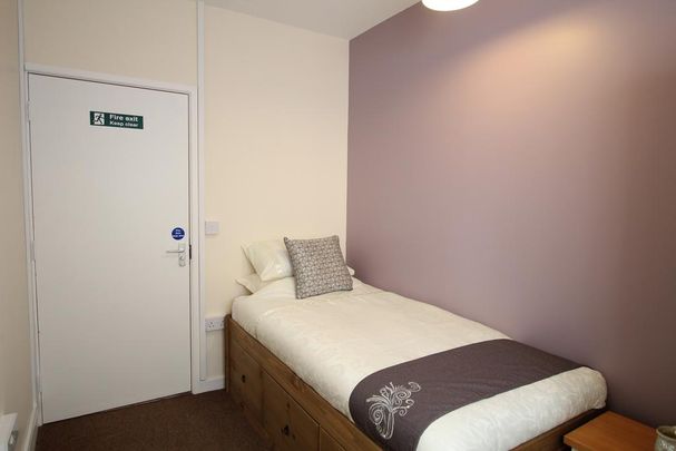 1 bedroom in a house share to rent - Photo 1