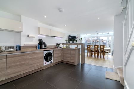 5 Bed Terraced House, St. Augustines Avenue, CR2 - Photo 3