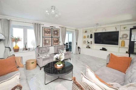 Savoy Grove, Hornchurch, Essex, RM11 - Photo 3