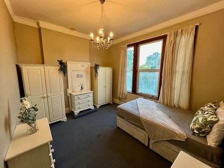 1 Bed Flat, Lynton Road, W3 - Photo 2