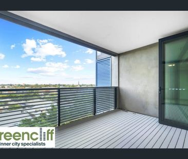 Spacious one bedroom apartment with parking and study! - Photo 1