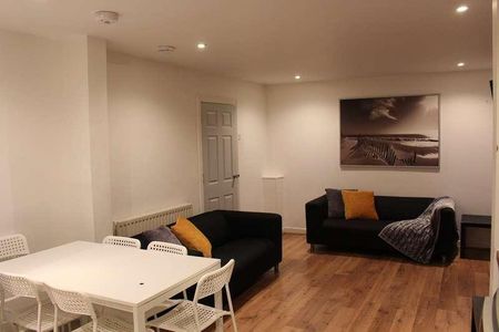 Bedroom Detached House In Winton, BH9 - Photo 5