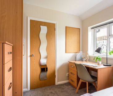 5 Bed Semi-Detached House, Southall Avenue, BN2 - Photo 3