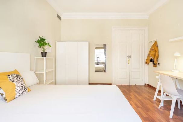 Via Laietana, Barcelona, Catalonia 08003 - Photo 1