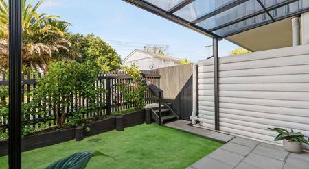 2/4 Harry Ward Place, Henderson - Photo 4