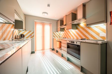 OX Living is proud to present this high-quality 6-bedroom co-living property, perfect for working professionals looking for stylish, stress-free living. Room 1 - Photo 5