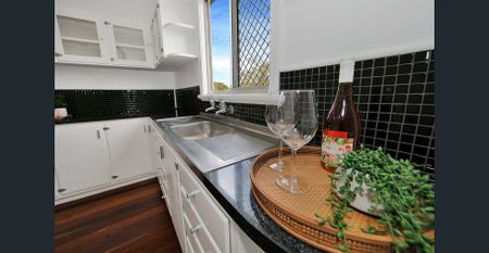 Cute 3 Bedroom Cottage in Great Location! - Photo 3