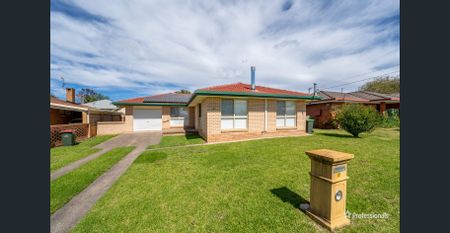 WELL PRESENTED THREE BEDROOM HOME IN PRIME LOCATION - Photo 4