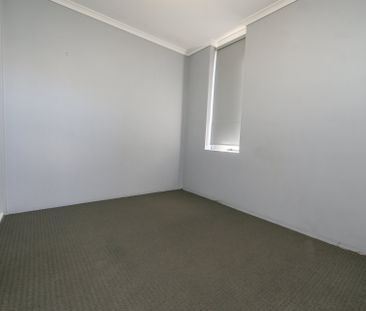 Light filled apartment - Photo 4