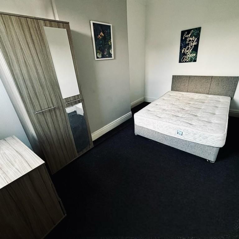 1 bedroom in a house share to rent - Photo 1