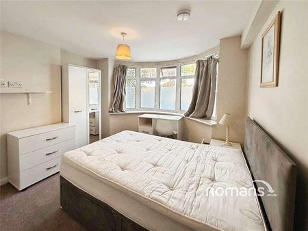 Chairborough Road, High Wycombe, Buckinghamshire, HP12 - Photo 3