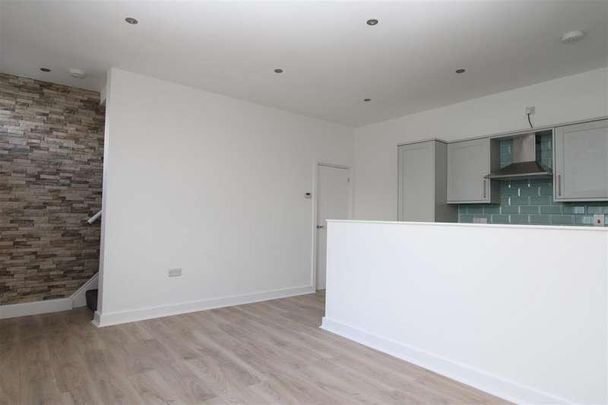 Centre Street, Heckmondwike, WF16 - Photo 1