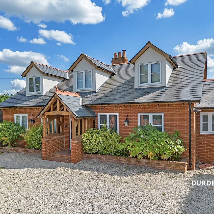 Hamlet Hill, Roydon - Photo 1