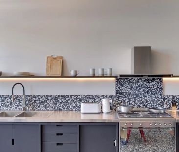 Luxury Furnished Living in Brand new Townhouse! - Photo 2