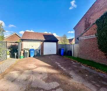 Swaledale Gardens, Fleet, Hampshire, GU51 - Photo 1