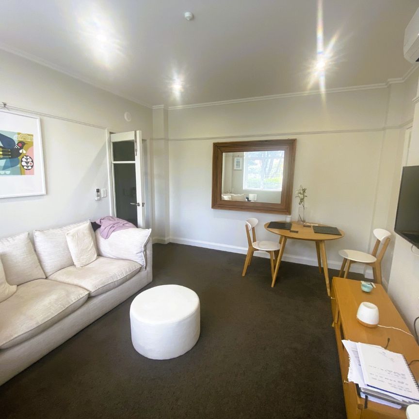 Gem on Oriental! - Photo 1