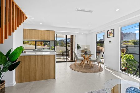 Modern Townhouse in Prime Wollongong CBD Location - Photo 2