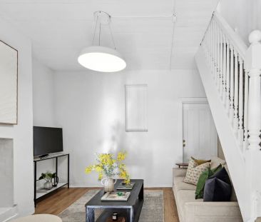 Harbourside terrace with a leafy garden oasis - Photo 2