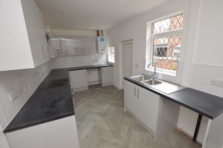 3 Bedroom Terraced House - Photo 2