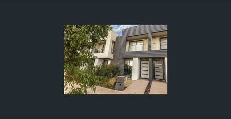 Modern Two-Bedroom Townhouse with Park Views and Prime Location - Photo 2