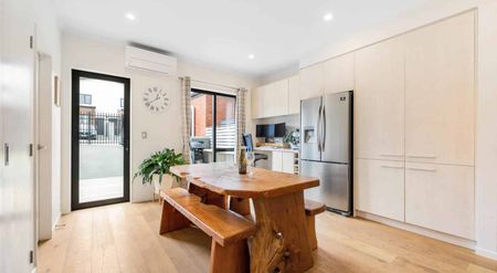 Lovely home in a convenient location! - Photo 2