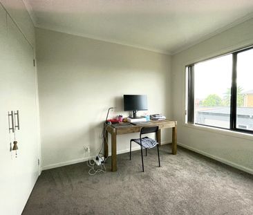 Elegant Three Bedroom Townhouse - Photo 1