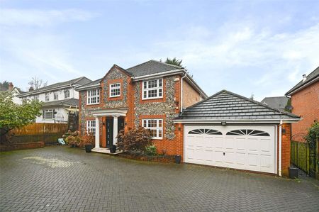 A spacious five bedroom, three bathroom family home on Ducks Hill Road. Available now and offered unfurnished. - Photo 4