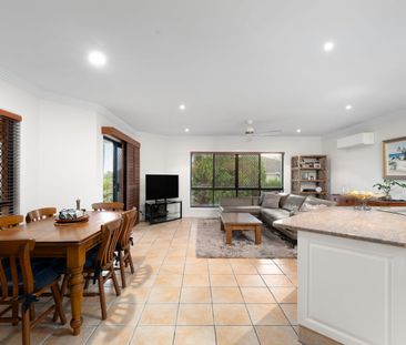 Spacious Family Living in Prime Arundel Location - Photo 3