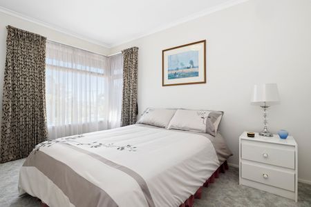 Immaculate Home in Sought After Pocket of Ashwood - Photo 3