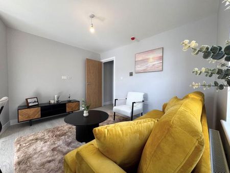 3 Bedroom, 2 bath, 1 reception Flat - Photo 3