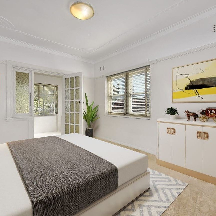 Oversized Two-Bedroom Art Deco Apartment with Sunroom - Photo 2