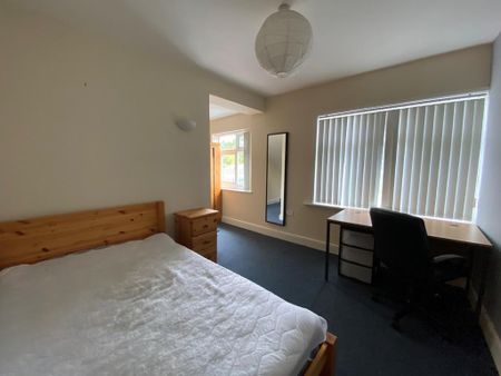 4 bedroom flat to rent - Photo 4