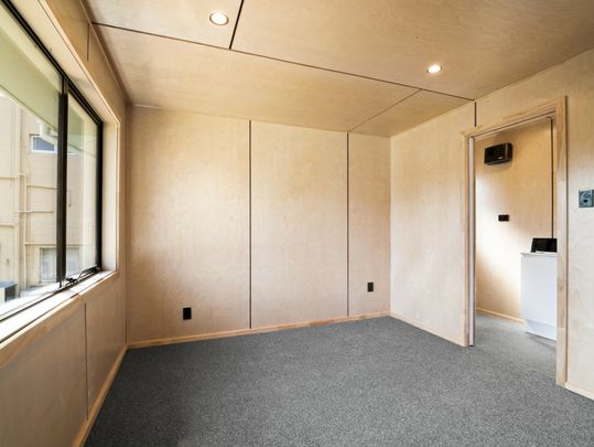 Sunny, stylish and sparkling new - Photo 1