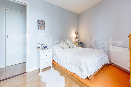 Spacious two bedroom property set on the third floor of a private development - Photo 4