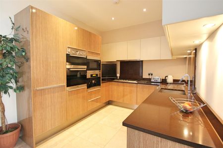 2 bed apartment to rent in Royal Connaught Drive, Bushey, WD23 - Photo 3