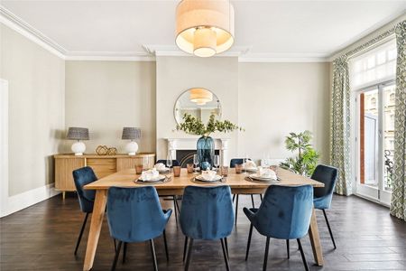 A magnificent, beautifully presented flat of c.1900 sq ft situated on the second floor (lift in building) of this well run and maintained portered block. - Photo 3