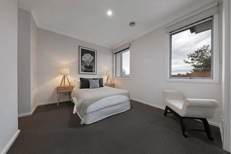 Low maintenance family living - Photo 5