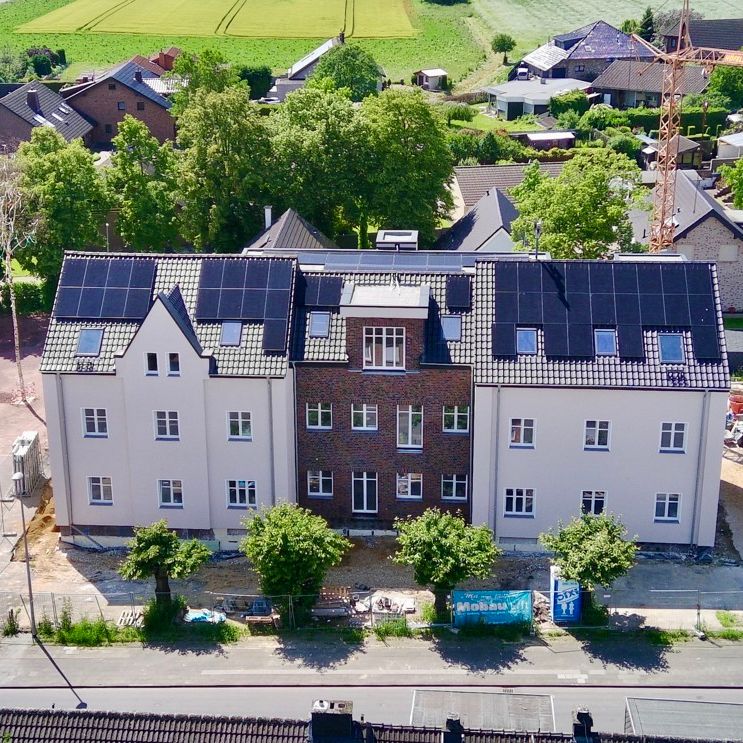 Ein architektonisches Highlight: Wohnen im historischen Schulgebäude mit modernster Technik! - Photo 1