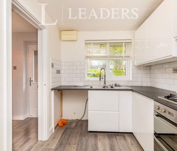 3 bedroom mid-terrace to rent Meadow Gardens, Buckingham MK18 1BJ - Photo 4