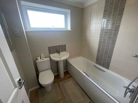 3 bedroom semi-detached house to rent - Photo 3