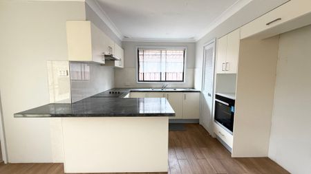 Comfort, Space & Convenience - Perfect Family Home in St Johns Park! - Photo 5