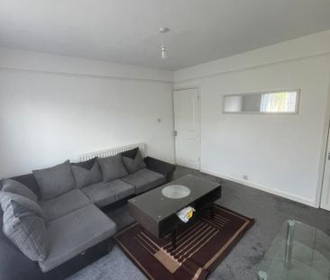 4 bedroom semi-detached house to rent - Photo 2
