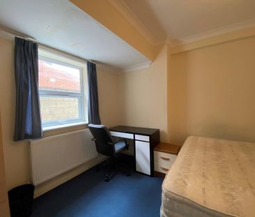 5 bedroom semi-detached house to rent - Photo 4