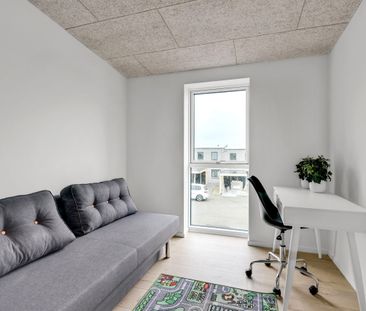 Indflytningsklart enderækkehus med udsigt over grønne arealer. - Photo 4