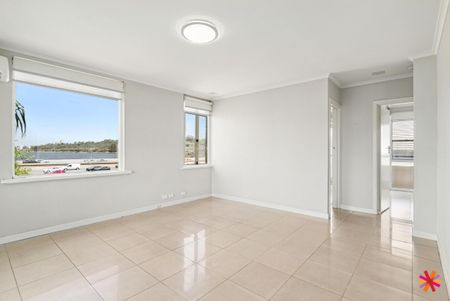 STUNNING TOP FLOOR APARTMENT WITH RIVER VIEWS - Photo 3