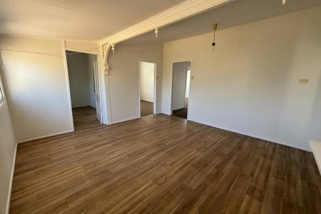 NEAT AND WELL PRESENTED 3 BEDROOM QUEENSLANDER - Photo 5