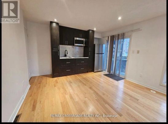 21 WILKES CRESCENT E - Photo 1